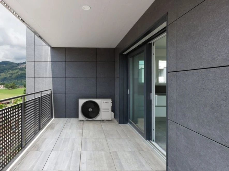 Airco buitenunit installatie op balkon