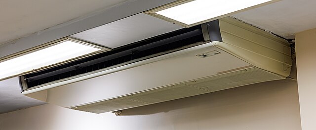 Split airco binnenunit in moderne woonkamer