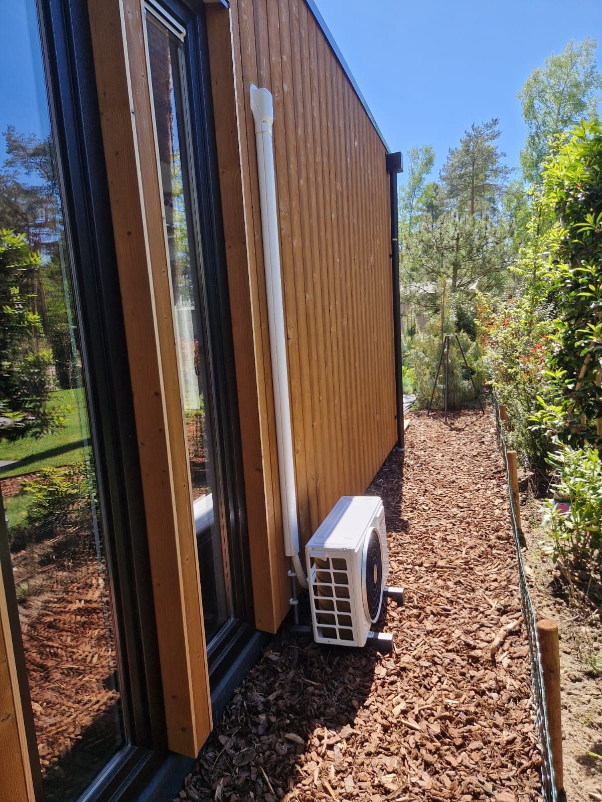 Bosch airco buitenunit aan zijgevel