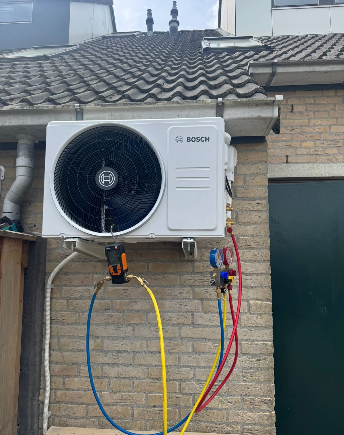 Bosch airco buitenunit gemonteerd op gevel